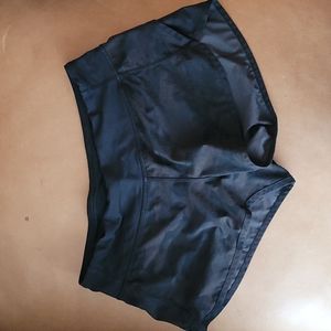 Lululemon low-rise short black camo size 6